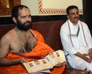 Swami Vidyavallaba released Paryaya Calendar 2014 - 15